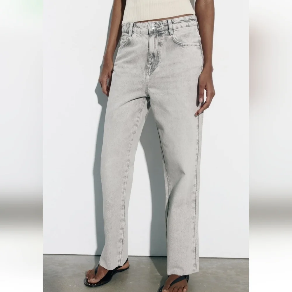 Zara High Waisted Straight leg Jeans - Picture 2 of 11